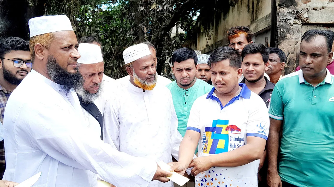 ফেনীতে আগুনে ক্ষতিগ্রস্তদের মাঝে জামায়াতের সহায়তা