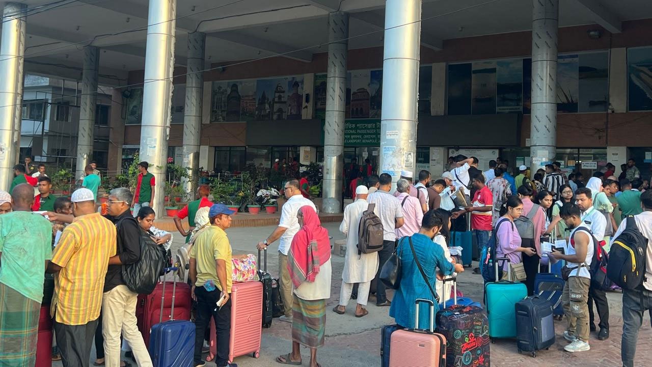 Passenger traffic increases at Benapole check post on the occasion of Durga Puja