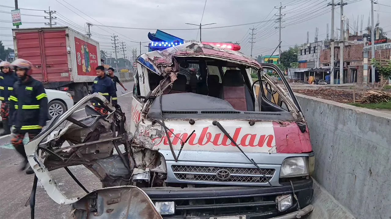 ধামরাইয়ে কাভার্ডভ্যান-অ্যাম্বুলেন্স সংঘর্ষে আহত ১