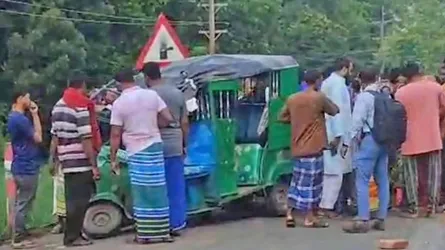 সিংগাইরে ট্রাক-সিএনজি সংঘর্ষে নিহত ১, আহত ৩