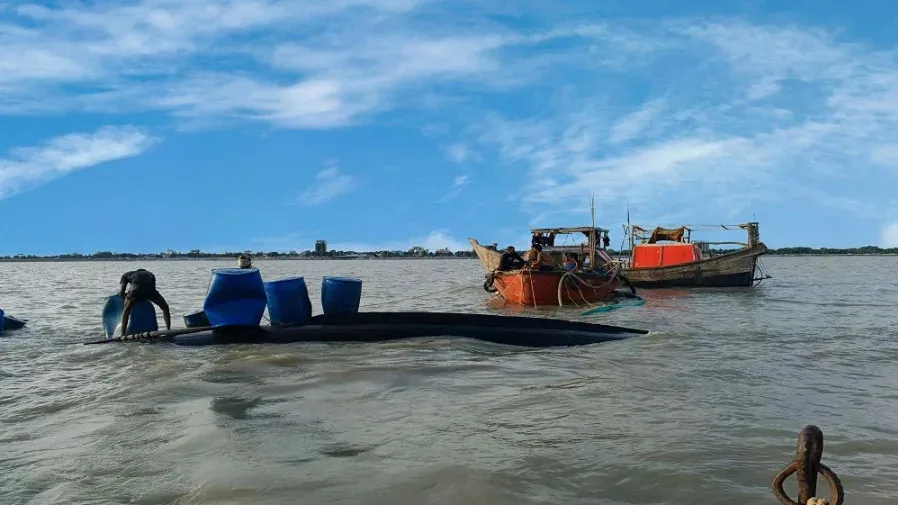 কুয়াকাটায় বঙ্গোপসাগরে ট্রলার ডুবি, ১১ ঘণ্টা ভেসে থাকার পর ১০ জেলে উদ্ধার