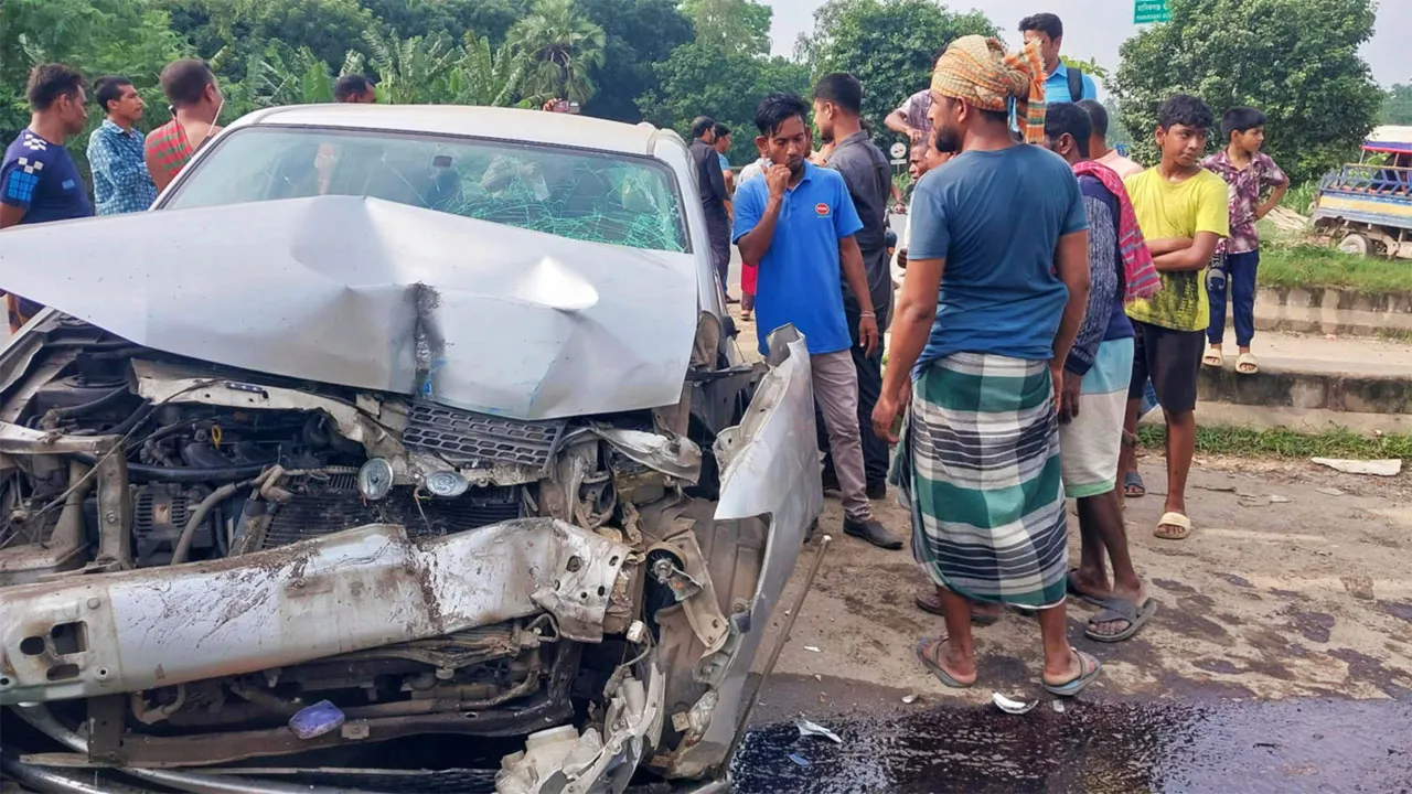 প্রাইভেটকারের ধাক্কায় লেগুনা চালকসহ আহত ১০