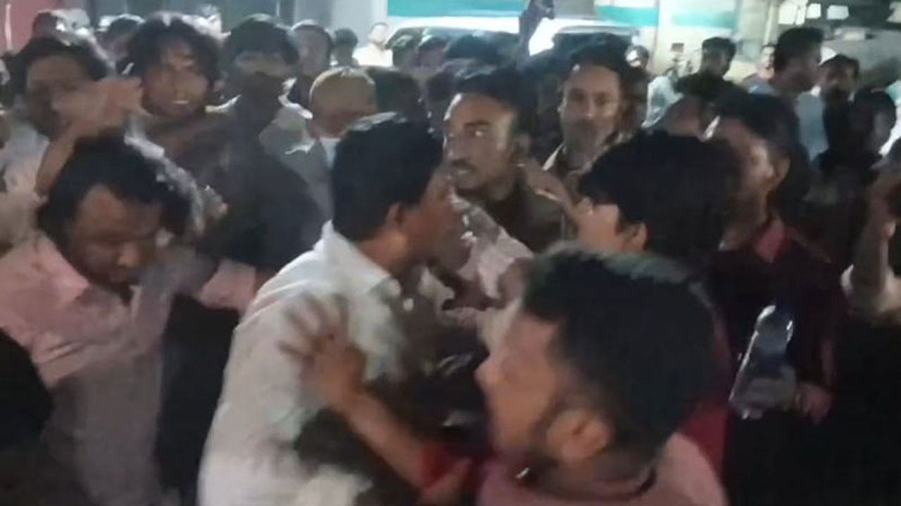 10-journalists-injured-in-Chhatra-Dal-attack-in-Shahbagh