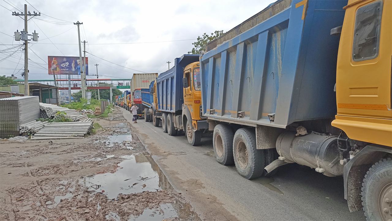 10-kilometer-traffic-jam-on-Comilla-highway