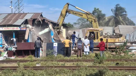 নাঙ্গলকোটে রেলওয়ের জায়গায় গড়ে ওঠা ১০০ অবৈধ স্থাপনা উচ্ছেদ