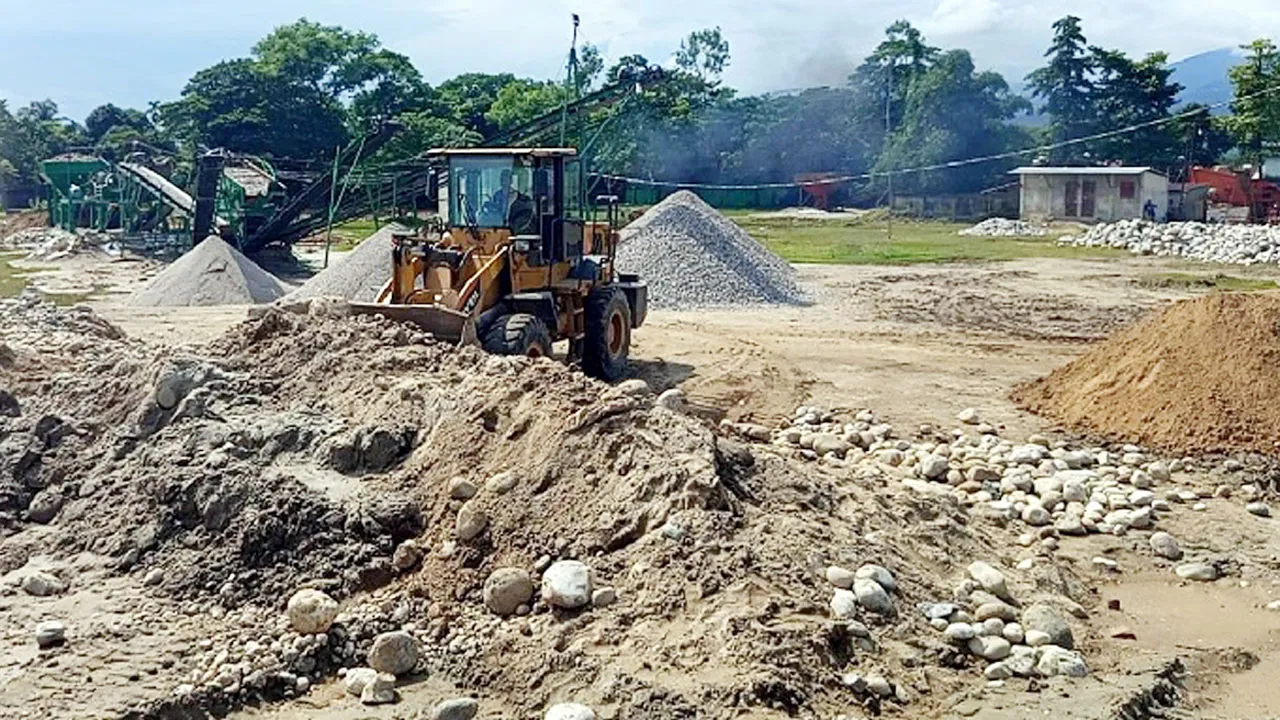 সাদাপাথর থেকে লুট হওয়া ১ লাখ ঘনফুট পাথর উদ্ধার