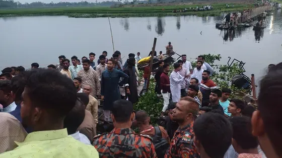 ভাসমান সেতু ভেঙে নদীতে পড়ল শতাধিক মানুষ, নিহত বেড়ে ৫