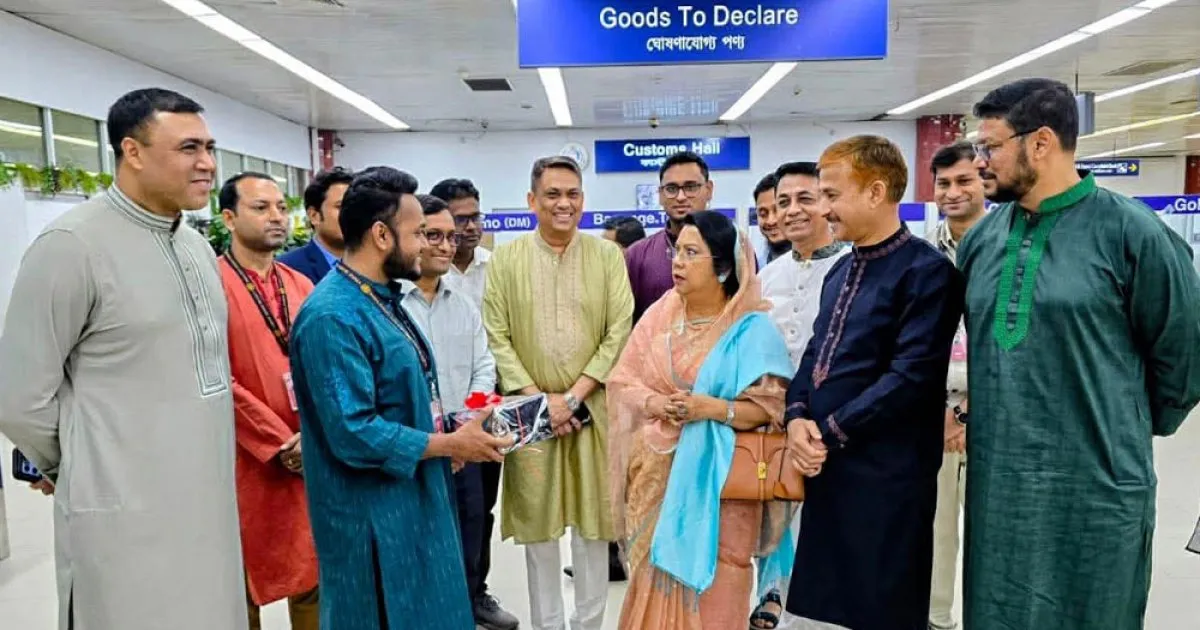 শাহজালাল বিমানবন্দর পরিদর্শন করলেন বিমানমন্ত্রী, মিষ্টি বিতরণ ও ঈদের শুভেচ্ছা বিনিময়