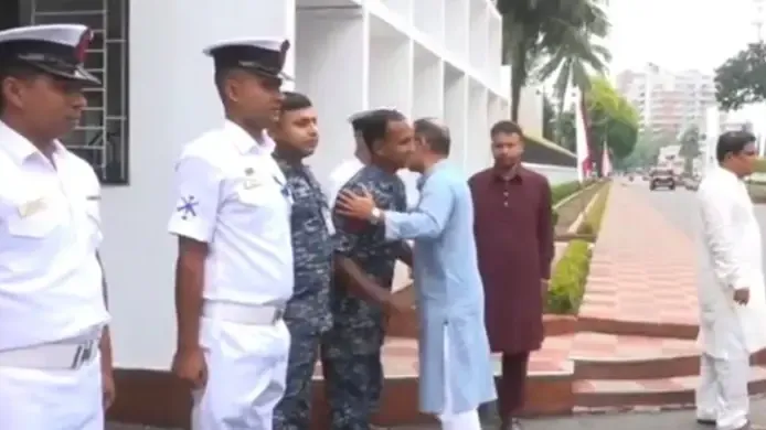 গাড়ি থেকে নেমে পুলিশ–নৌ–সেনা সদস্যদের সাথে প্রধানমন্ত্রীর ঈদ শুভেচ্ছা