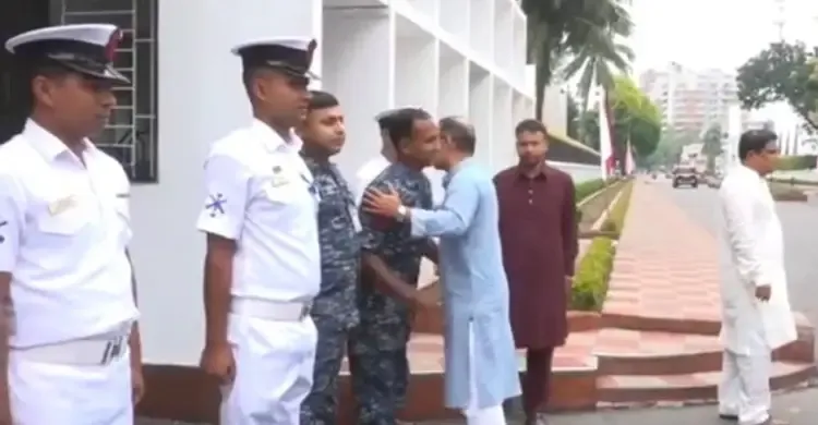 গাড়ি থেকে নেমে পুলিশ–নৌ–সেনা সদস্যদের সাথে প্রধানমন্ত্রীর ঈদ শুভেচ্ছা