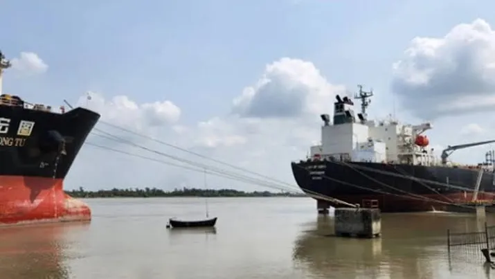 মার্চের ২২ দিনে চট্টগ্রাম বন্দরে ২৫ জাহাজ জ্বালানি খালাস