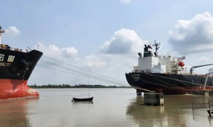 চট্টগ্রাম বন্দরে ৩০ হাজার টন জ্বালানি তেল নিয়ে জাহাজ পৌঁছেছে