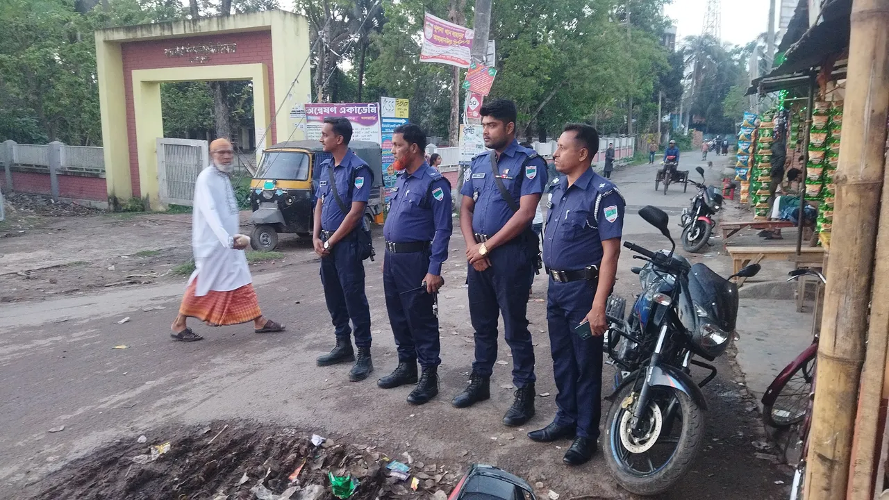 খুলনায় নাগরিক নিরাপত্তার মধ্যেই ঈদ আনন্দ উদযাপনে পুলিশ সদস্যরা