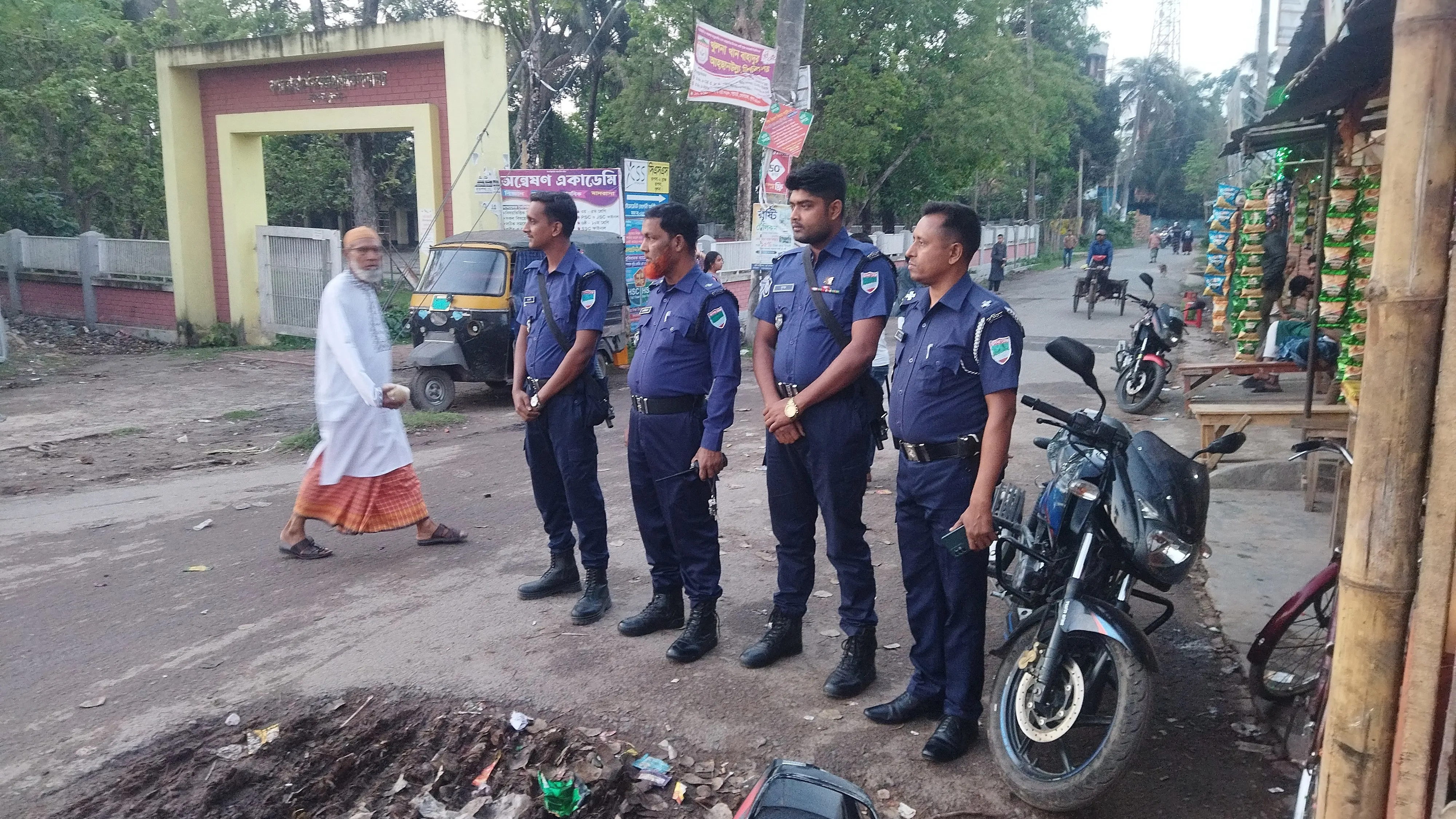 খুলনায় নাগরিক নিরাপত্তার মধ্যেই ঈদ আনন্দ উদযাপনে পুলিশ সদস্যরা