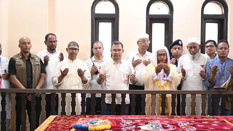মওলানা আবদুল হামিদ খান ভাসানীর কবর জিয়ারত করলেন প্রধানমন্ত্রী