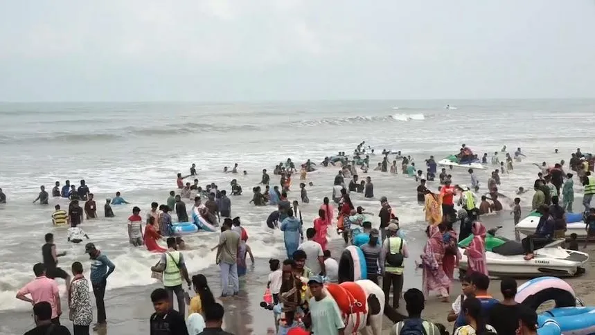 ঈদের ছুটিতে পর্যটকে ভরে গেছে কক্সবাজার