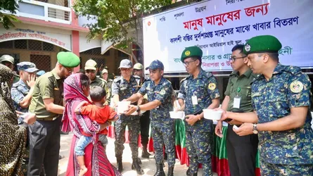কালশীতে আগুনে ক্ষতিগ্রস্ত ১২৫০ জনকে খাবার দিলো আনসার-ভিডিপি