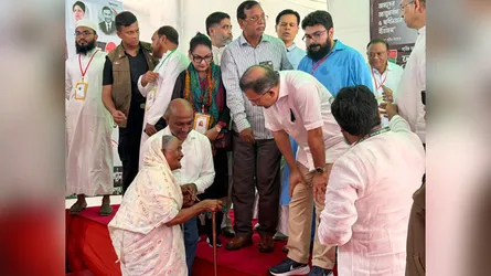 প্রধানমন্ত্রীকে কাছে পেয়ে স্বপ্নপূরণ হলো দৃষ্টিহীন নূরজাহান বেগমের