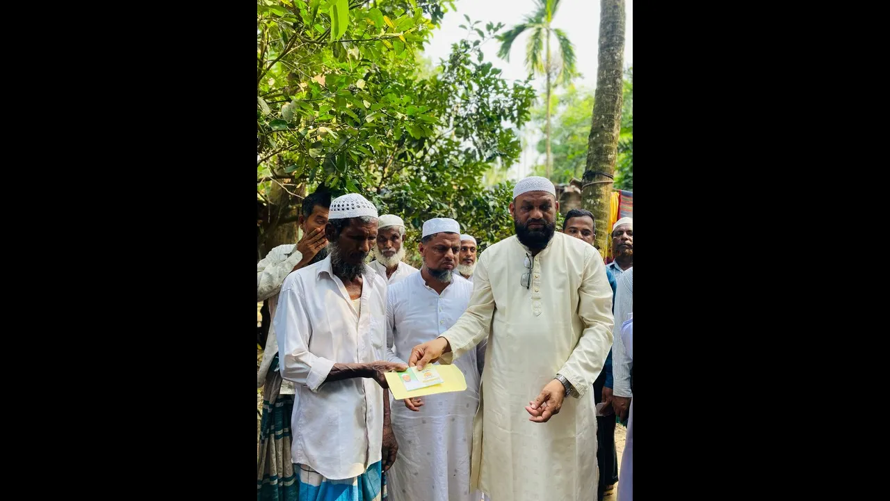 ঈদগাঁওতে বন্যায় ক্ষতিগ্রস্তদের মাঝে জামায়াতের আর্থিক সহায়তা