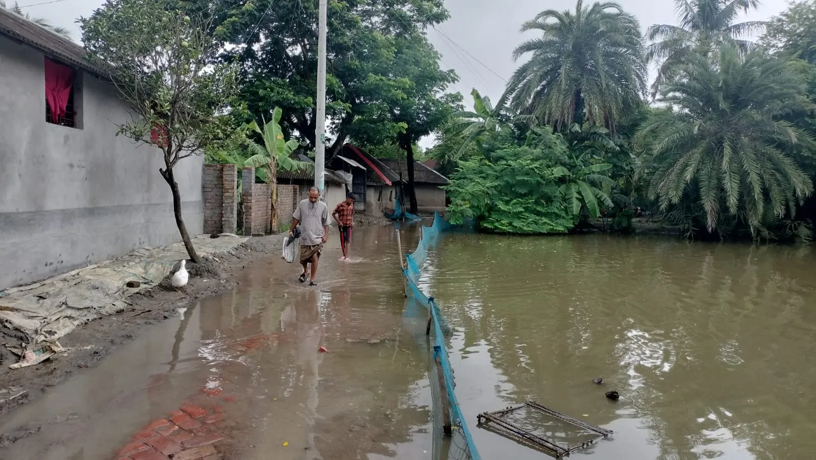 বৃষ্টি হলেই তলিয়ে যায় শ্যামনগরের প্রধান সড়ক, সমাধানে নেই উদ্যোগ