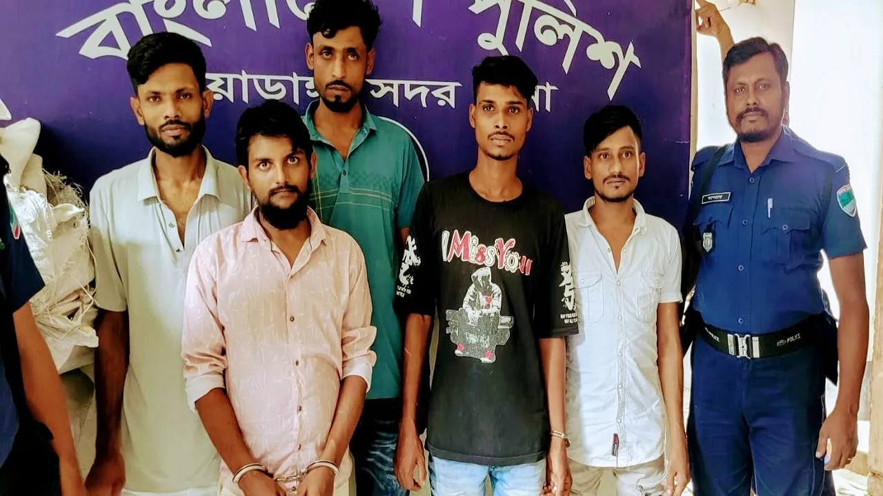 চুয়াডাঙ্গায় মাদক সেবনের অপরাধে ৫ যুবক গ্রেফতার, ৬ মাসের কারাদণ্ড