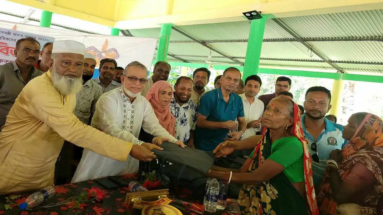 কুলাউড়ায় চা-শ্রমিকদের মধ্যে প্রধানমন্ত্রীর উপহার রেইনকোট বিতরণ