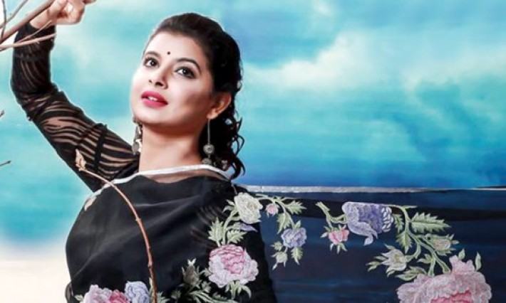 পোশাকে ফুলের ছোঁয়া