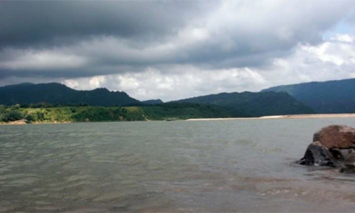 হাওরের সৌন্দর্যে মুগ্ধ পর্যটকরা