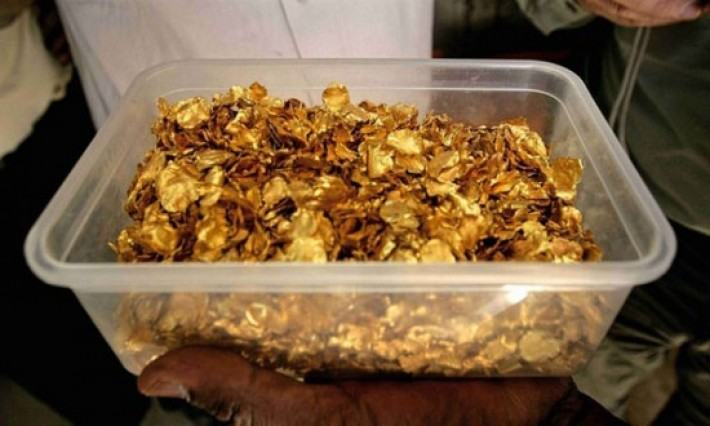 মাটি খুঁড়লেই সোনা, তাতেই বিপদ