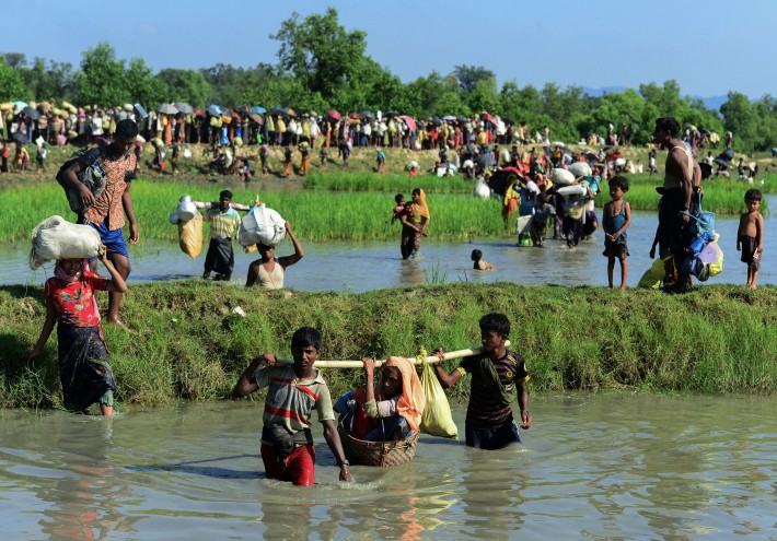তুমব্র নো ম্যান্স ল্যান্ডে থেকে রোহিঙ্গাদের সরে যেতে মিয়ানমার সেনাদের মাইকিং