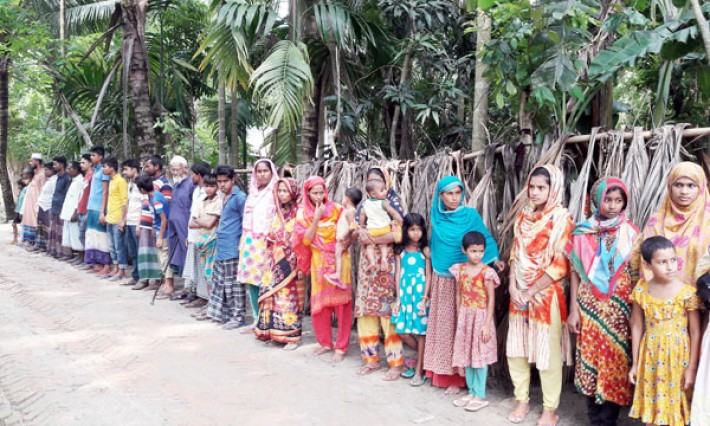 নড়াইলে মুক্তিযোদ্ধার নামফলক ভেঙ্গে ফেলার অভিযোগে মানববন্ধন