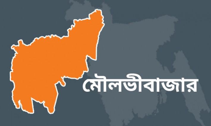 কর গ্রহন ব্যবস্থা না থাকায় স্থল শুল্ক স্টেশনে স্ত্রী-সন্তান রেখে ভারতে