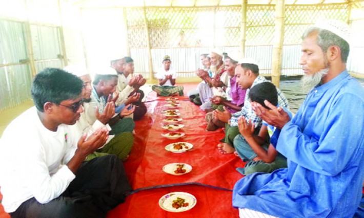 ছোলা মুড়ি ও ডাল-ভাত দিয়ে রোহিঙ্গাদের ইফতার