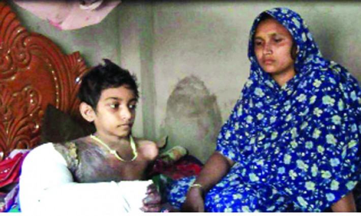 হাতের যন্ত্রণায় কান্নাকাটি করছে মুক্তামনি