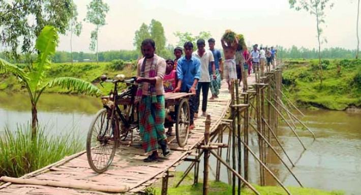 উন্নয়নবঞ্চিত সৈয়দপুরের ২০ হাজার মানুষ : ভরসা বাঁশের সাঁকোই