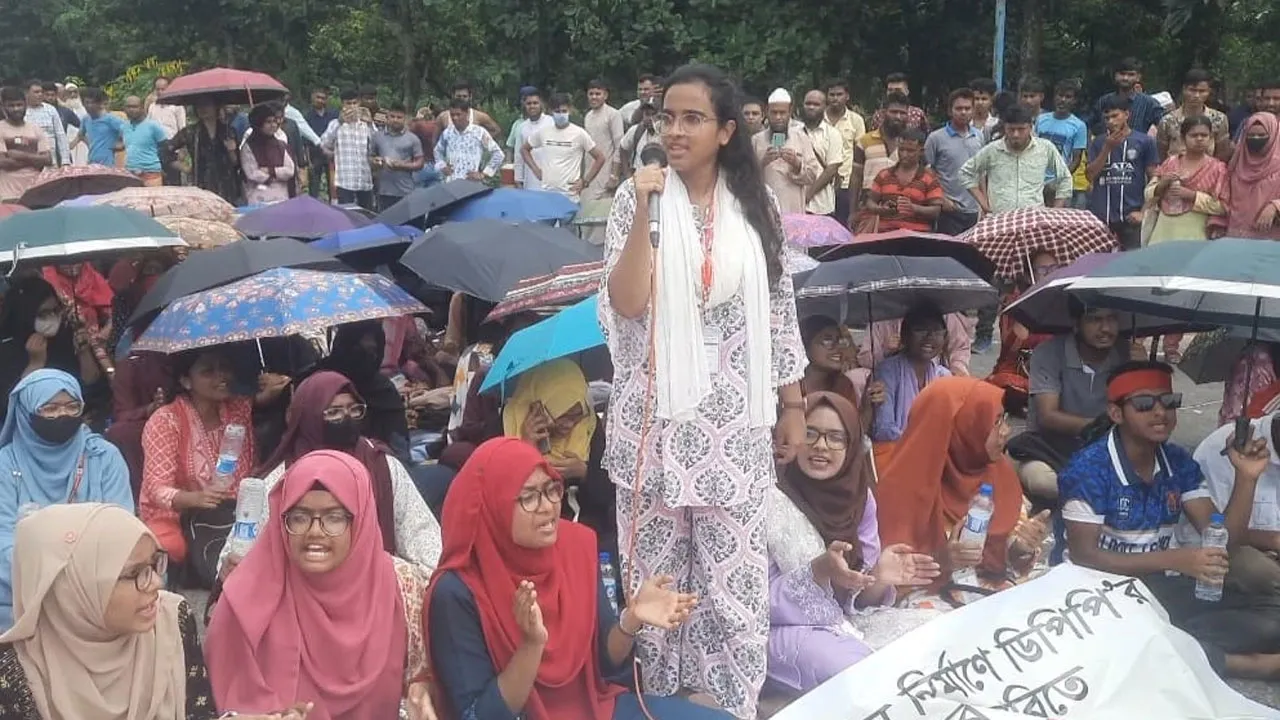 এবার যমুনা সেতু পশ্চিম মহাসড়ক অবরোধ করল রবীন্দ্র বিশ্ববিদ্যালয়ের শিক্ষার্থীরা