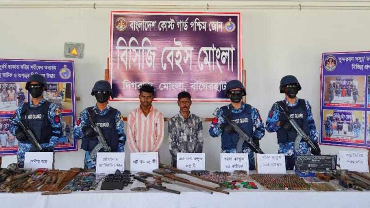 আটক মো: সাদ্দাম খান (২০) এবং আব্বাস মোল্লাকে (৪০)।