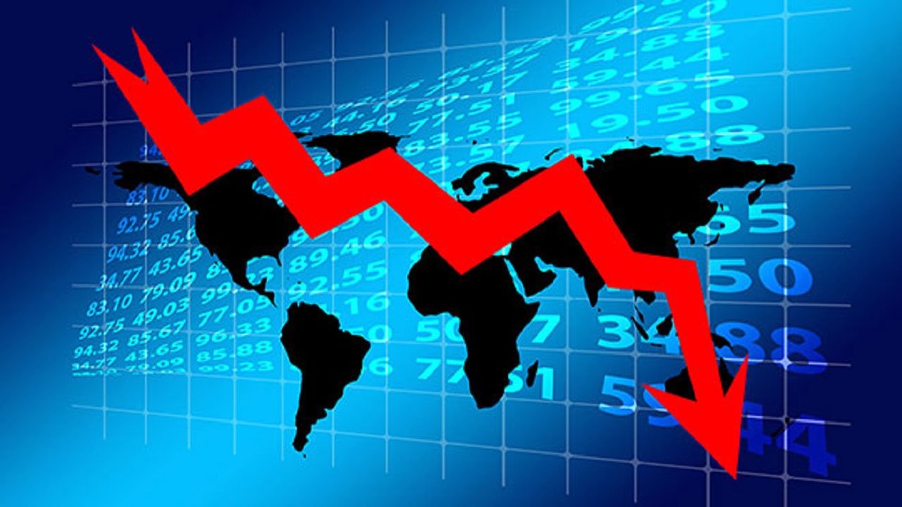 Trading begins with a fall