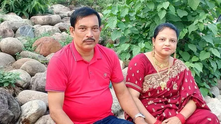 বিয়ের ৩১ বছর পর দম্পতি একসাথে দাখিল পাস