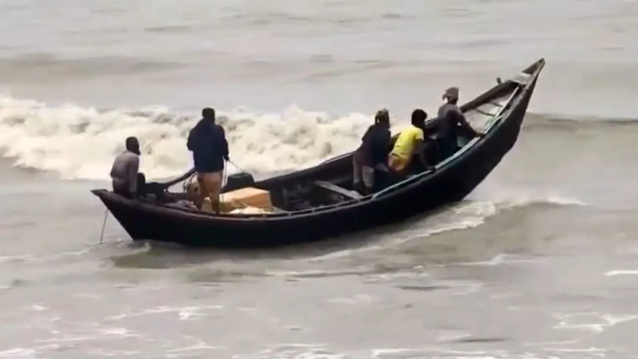 বঙ্গোপসাগরে ১৫ জেলেসহ ট্রলারডুবি, এখনো নিখোঁজ ৬