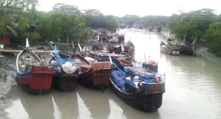 উপকূলজুড়ে চলছে ইলিশ শিকারের প্রস্তুতি