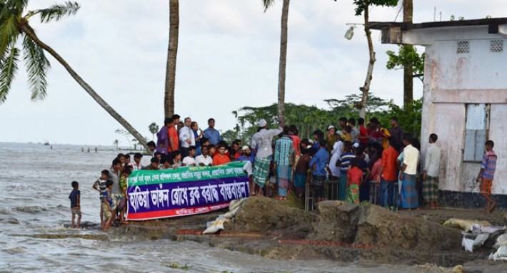 উপেক্ষা আর অবহেলায় রোধ হচ্ছে না হাতিয়ার নদী ভাঙন