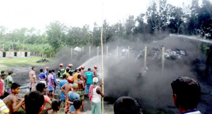 বালিয়াকান্দিতে চারকোল কারখানায় অগ্নিকান্ডে কোটি টাকার ক্ষতি