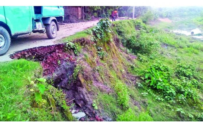 মধুখালীতে অপরিকল্পিত নদী খননে এলজিইডির সড়কে ধস
