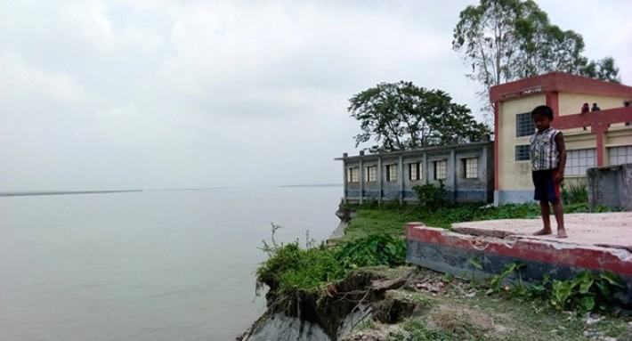 যমুনায় ঝুলে আছে বাচামারা প্রাথমিক বিদ্যালয়