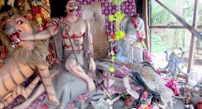 দুই হিন্দু পরিবারের রেষারেষিতে মন্দির ভাংচুর