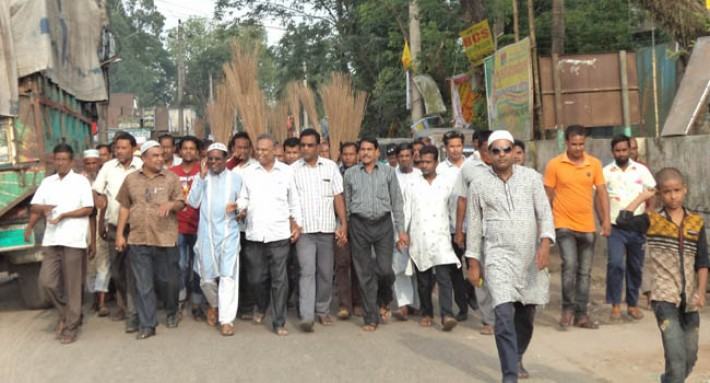 মতিয়া চৌধুরীকে প্রত্যাহারের সুপারিশ করায় হুইপ আতিকের বিরুদ্ধে ঝাড়ু মিছিল