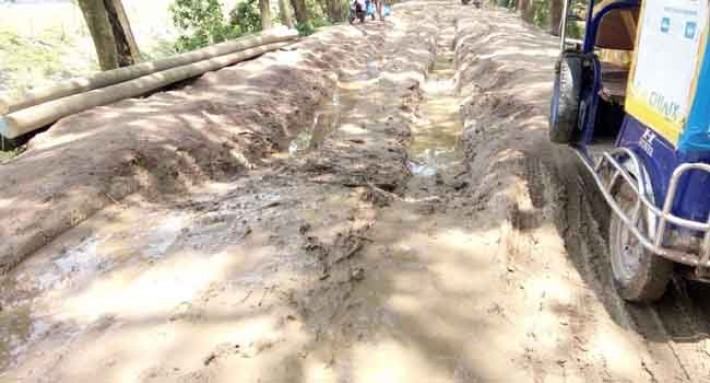 মহাসড়ক নয়, যেন খাল