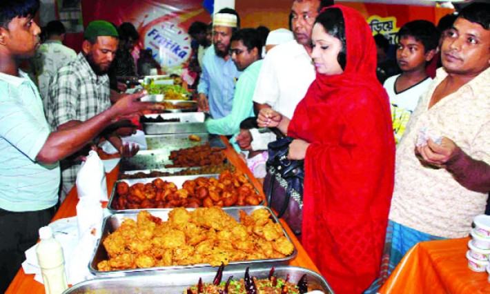 বরিশালে জমজমাট ইফতারি বাজার