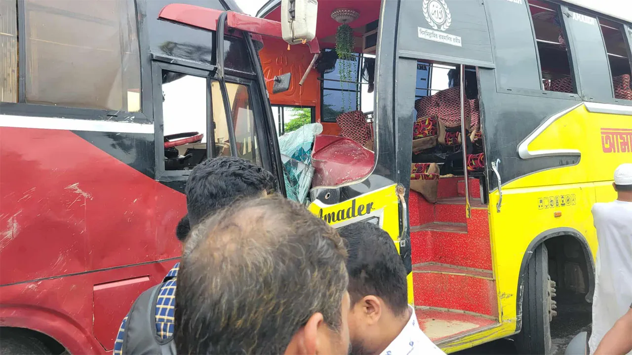 মুকসুদপুরে ২টি বাসের মুখোমুখি সংঘর্ষে আহত ২০
